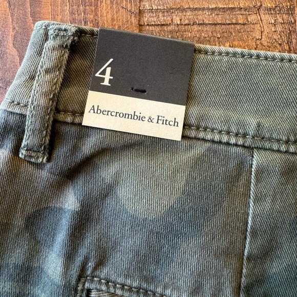 Abercrombie shorts in camo color - Picture 2 of 4